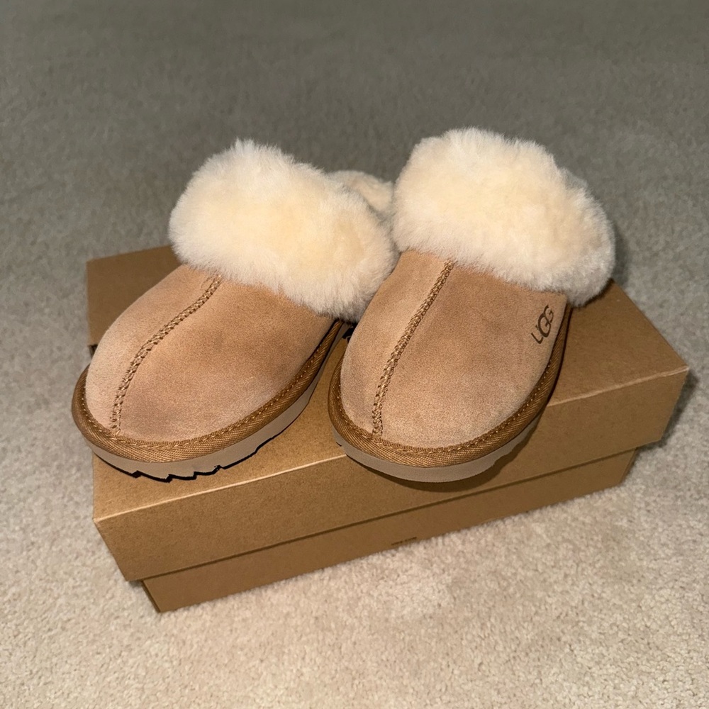UGG Kids Slippers in Tan with Cream Fur